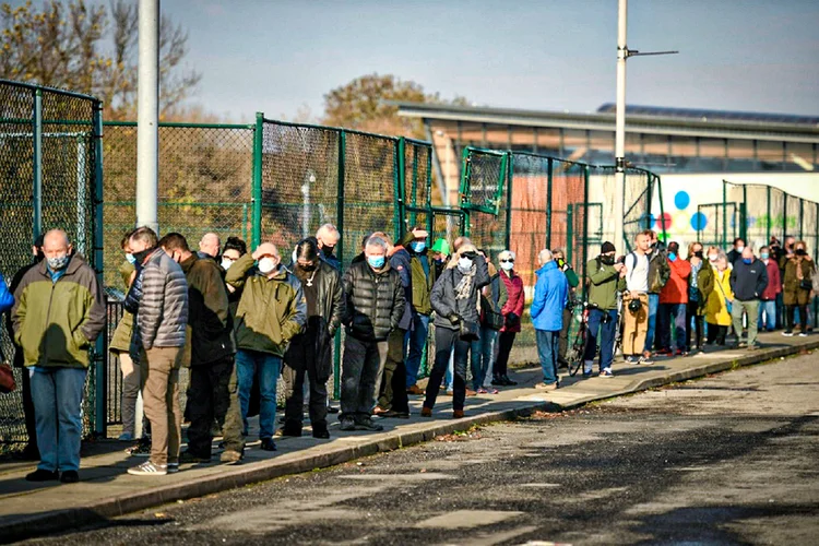 Liverpool: "É um projeto piloto e não vamos acertar na primeira vez, mas é uma oportunidade incrível de reduzir as taxas de transmissão e voltar à vida normal mais rápido" (Agence France-Presse/AFP Photo)