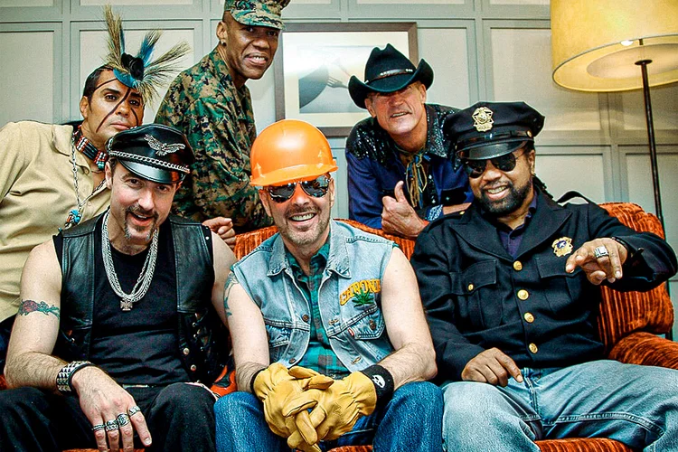 O grupo de disco Village People (Felipe Rose, Eric Anzalone, Alex Briley, David Hodo, Jeff Olson e Ray Simpson fotografados em 2008) disseram que "nunca teriam aceitado" o uso de sua música pelo presidente dos EUA, Donald Trump, em seus comícios (AFP/AFP)