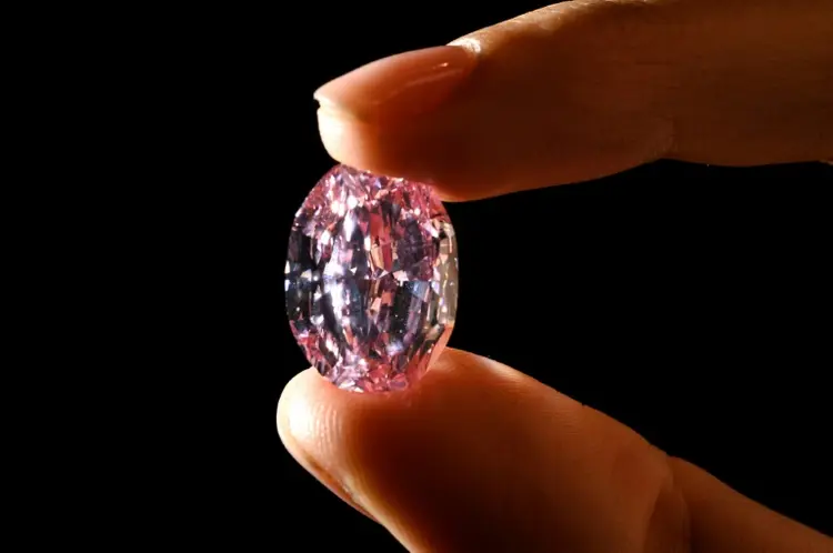 O diamante rosa “The Spirit of the Rose” que será leiloado em Genebra em 11 de novembro pela Sotheby's, que estima seu valor entre US$ 23 milhões e US$ 38 milhões. (Reprodução/AFP)