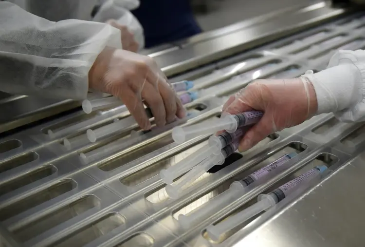 Fábrica de vacinas em Lyon: corrida global pela vacina do coronavírus pode deixar países pobres para trás (AFP/AFP)