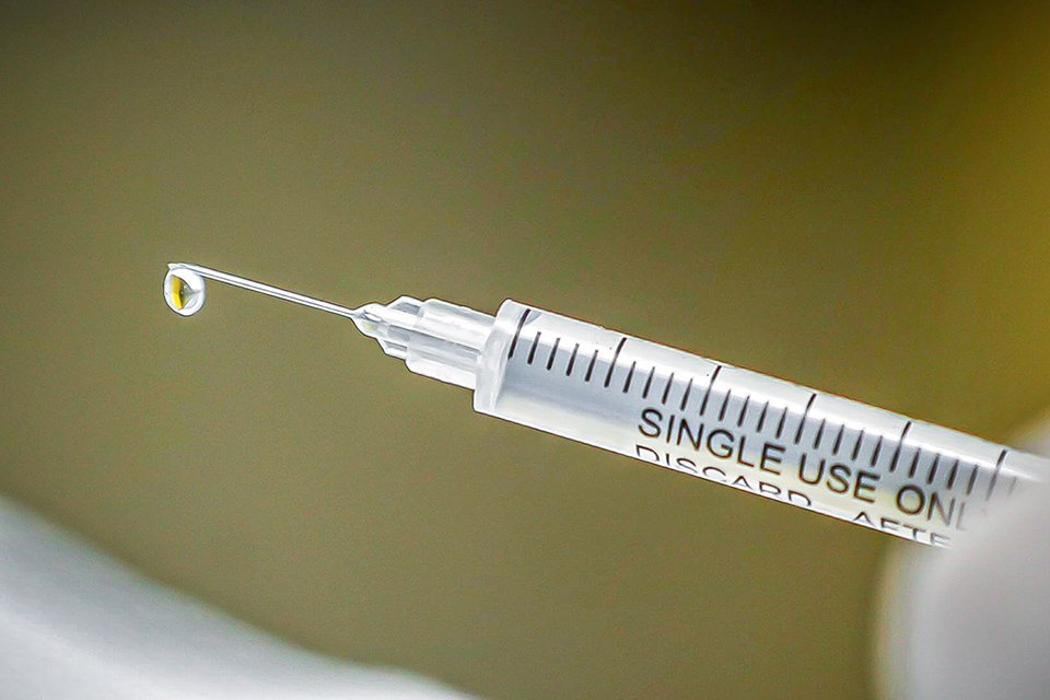 Vacina: diversas empresas estão empenhadas na busca por um imunizante contra a covid-19 (Reuters/Siphiwe Sibeko)