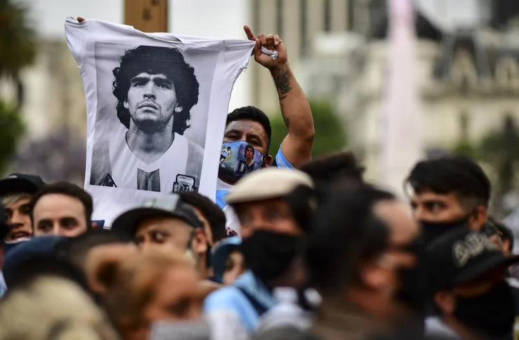 Velório de Maradona reúne milhares de pessoas na Casa Rosada (RONALDO SCHEMIDT/AFP)