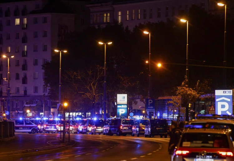 Police blocks a street near Schwedenplatz square after exchanges of gunfire in Vienna, Austria November 2, 2020. REUTERS/Lisi Niesner (Lisi Niesner/Reuters)