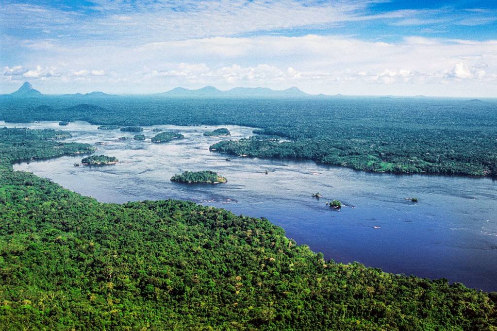 Vista aérea da Amazônia: primeiro satélite de observação da Terra completamente projetado, integrado, testado e operado pelo Brasil vai monitorar a região (Agência/Getty Images)