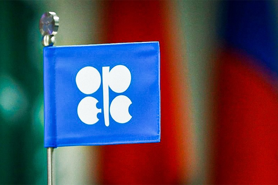 Petróleo tem primeira queda mensal do ano com retorno da Opep