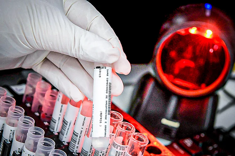 Em média, 21 mil pessoas acionam farmácias para diagnosticar suspeita de covid-19 (Washington Alves/Reuters)