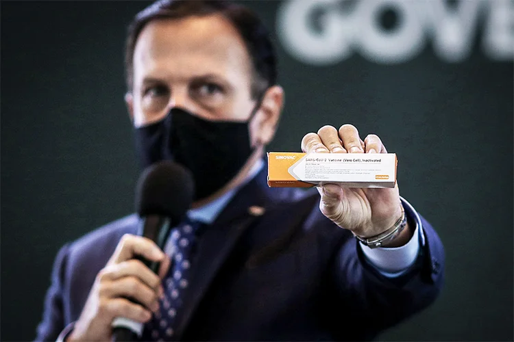 Doria segura caixa da potencial vacina da chinesa Sinovac (Amanda Perobelli/Reuters)