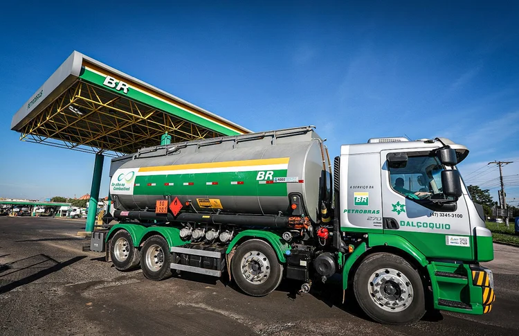 Refinaria da Petrobras: novo corte no preço do diesel em meio à queda nos preços no mercado internacional (Diego Vara/Reuters)