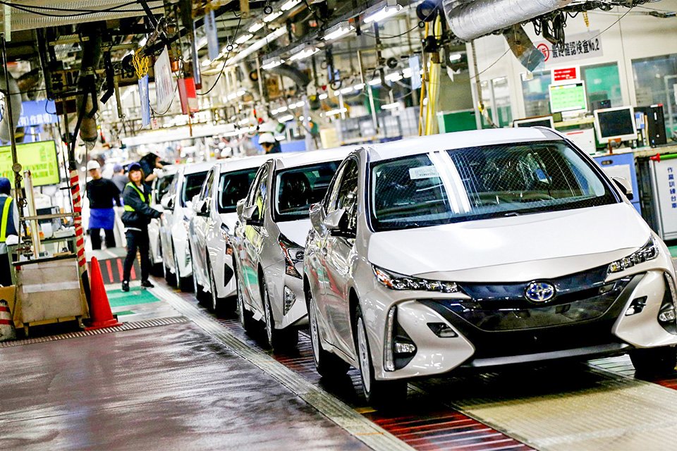 Japão: A probabilidade de intervenções estatais para reduzir as emissões de carbono está fomentando uma corrida tecnológica entre montadoras de veículos para a construção de carros elétricos e híbridos (Toru Hanai/Reuters)