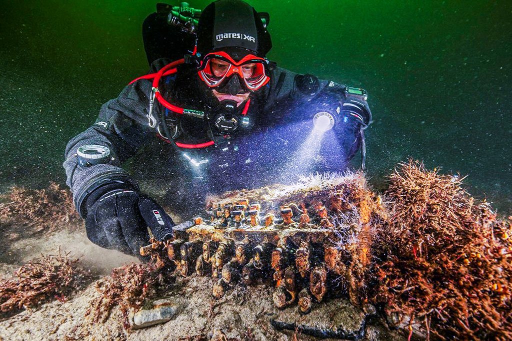 Mergulhadores descobrem máquina nazista no fundo do Mar Báltico