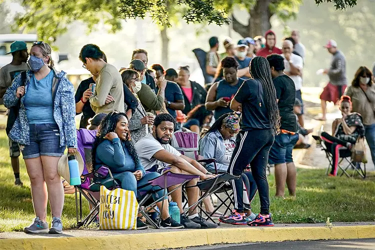 Centenas de pessoas fazem fila do lado de fora do Kentucky Career Center, mais de duas horas antes de sua abertura, para dar entrada em pedidos de seguro-desemprego, em Frankfort, Kentucky, EUA. (Bryan Woolston/Reuters)