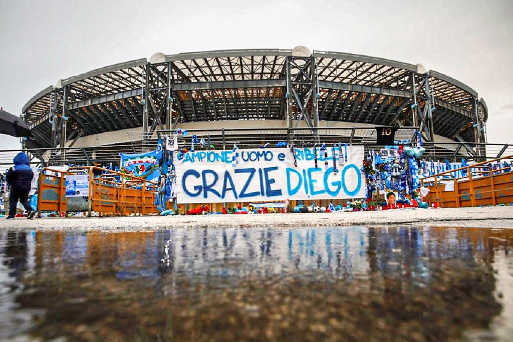 Estádio San Paolo do Napoli é rebatizado em homenagem a Maradona