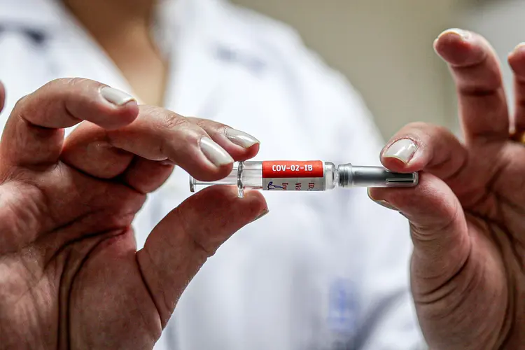Uma enfermeira segura uma dose de CoronaVac da China, uma potencial vacina contra a doença coronavírus (COVID-19) antes de administrá-la a um voluntário no Instituto Emilio Ribas em São Paulo, Brasil em 30 de julho de 2020. Foto tirada em 30 de julho de 2020. REUTERS / Amanda Perobelli (Amanda Perobelli/Reuters)