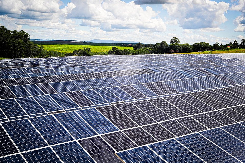 Câmara aprova urgência para projeto que beneficia "telhados solares"