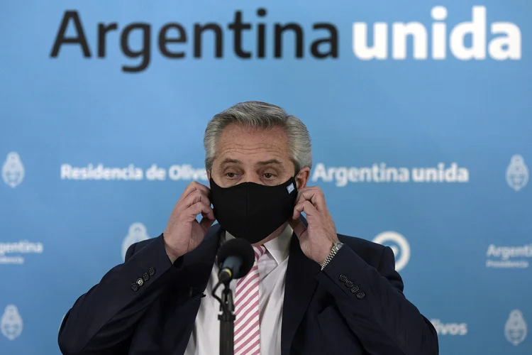 Argentina: o país soma quase 1,5 milhão de casos confirmados de covid-19 e 40.222 mortes, mas o índice diário de infecções caiu consideravelmente nos últimos meses (Juan Mabromata/Pool/Reuters)