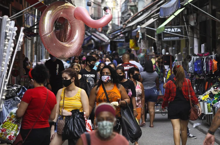 Consumidores fazem compras em rua comercial do Rio de Janeiro
16/09/2020
REUTERS/Ricardo Moraes (Ricardo Moraes/Reuters)