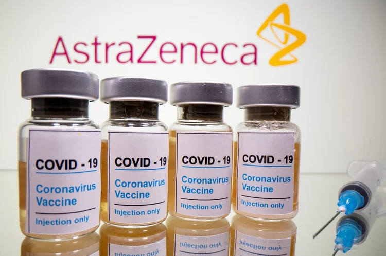 Frascos rotulados como de vacina contra Covid-19 em frente ao logo da AstraZeneca em foto de ilustração
31/10/2020 REUTERS/Dado Ruvic (Dado Ruvic/Reuters)