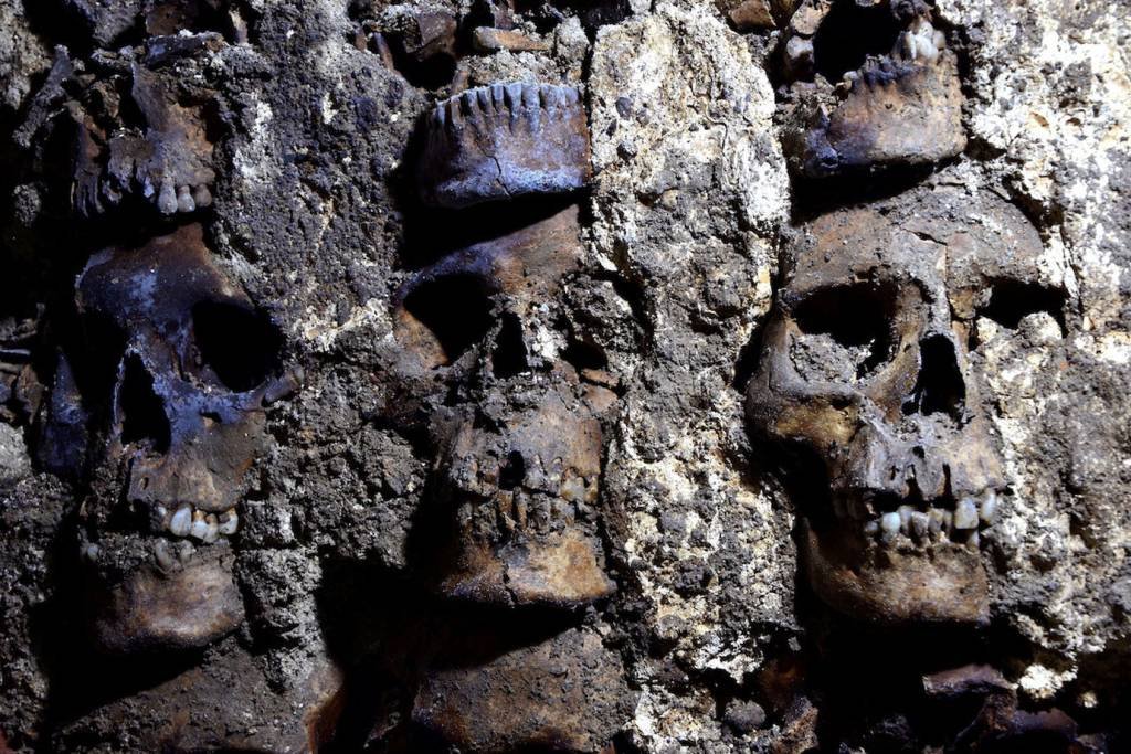 Arqueólogos mexicanos descobrem torre asteca feita com crânios humanos