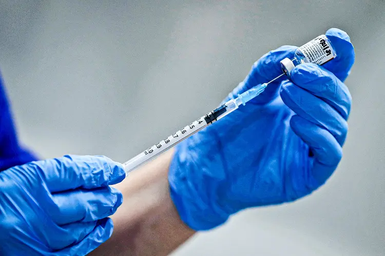 Enfermeira prepara aplicação da vacina da Pfizer/BioNTech: armazenamento a 70 graus negativos é um desafio. (Frank Augstein/Reuters)
