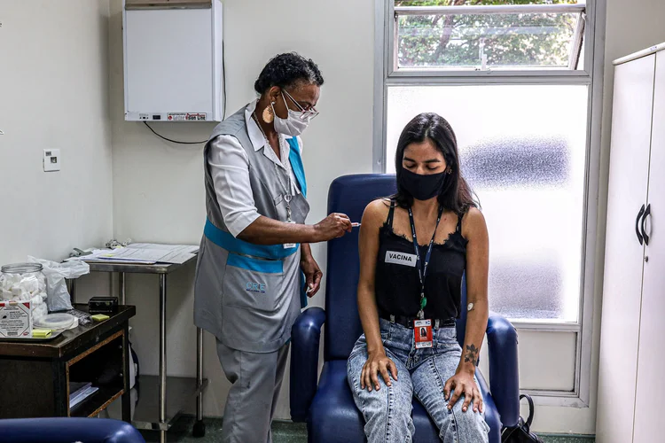 A psicóloga Darianne Lima recebe vacina contra o coronavírus SinoVac (COVID-19) por ser voluntária no ensaio do Coronavac, no Instituto Emilio Ribas, em São Paulo (Amanda Perobelli/Reuters)