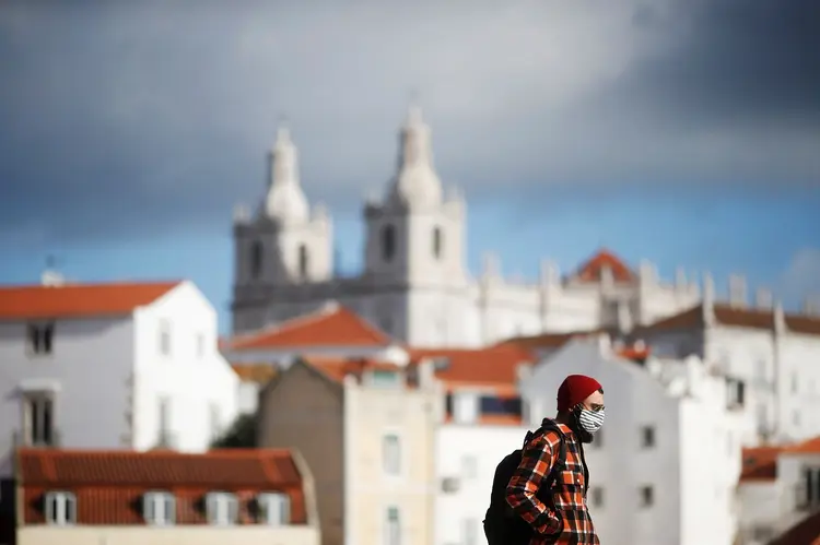 Portugal: país flexibilizou o uso de máscaras nas ruas. (Pedro Nunes/Reuters)