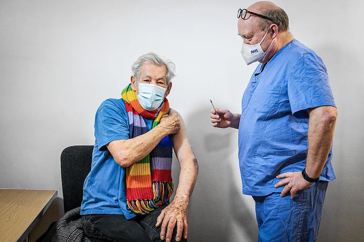 Ian McKellen: ator acredita que a adesão entre as pessoas com mais de 60 anos deve ser total contra a covid-19 (Jeff Moore/Reuters)