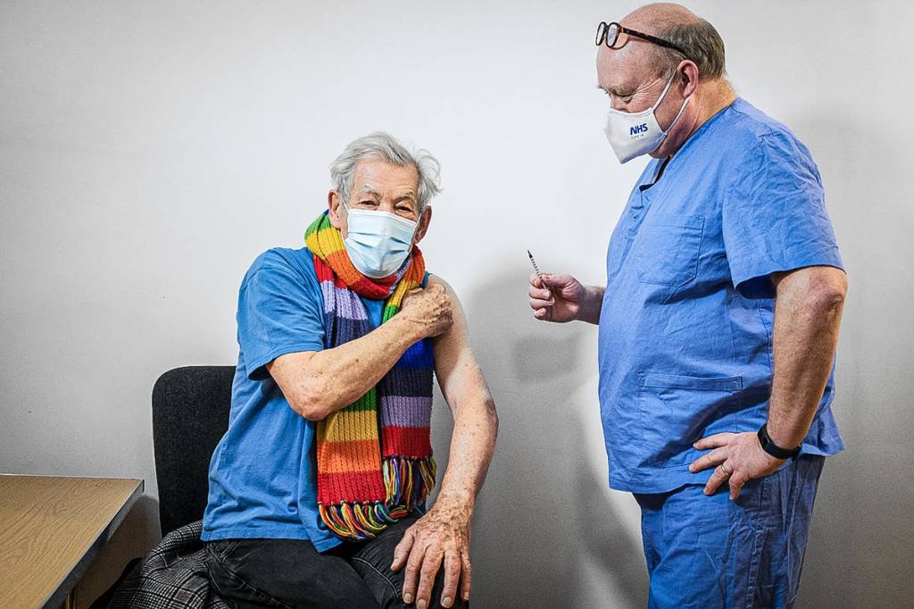 Ian McKellen, de "Senhor dos Anéis", recebe vacina contra a covid-19