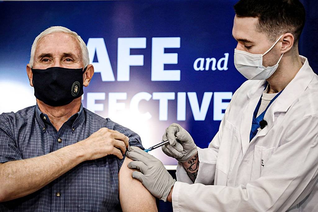 Mike Pence, vice dos EUA, e a esposa Karen Pence são vacinados ao vivo