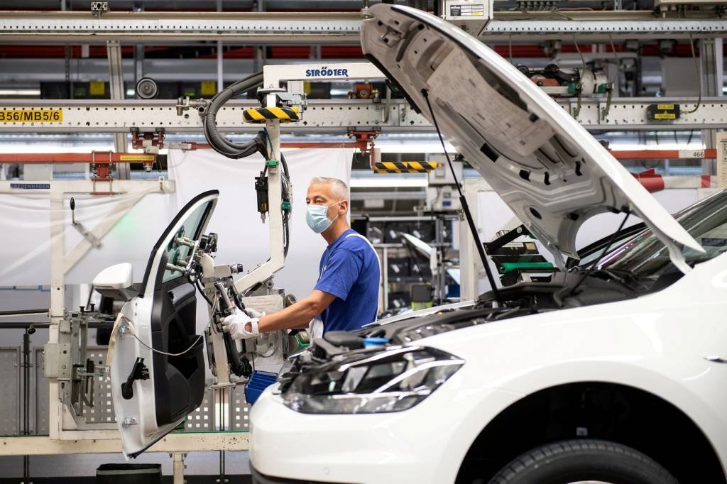 Volkswagen ajusta produção no mundo por falta de chips