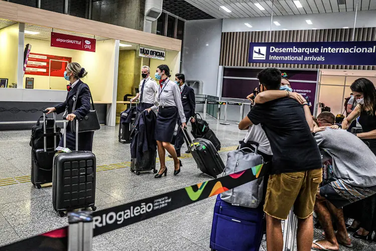 Passageiros e tripulantes da companhia aérea British Airways chegam ao aeroporto internacional do Galeão, em meio ao surto da doença coronavírus (COVID-19) no Rio de Janeiro, Brasil em 21 de dezembro de 2020. REUTERS / Pilar Olivares (Pilar Olivares/Reuters)