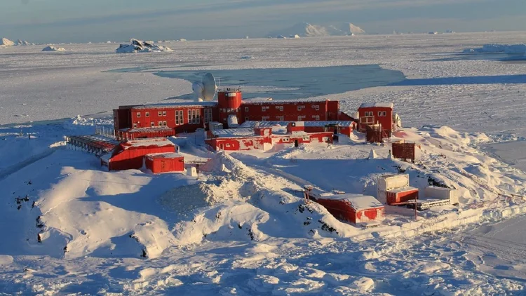Antártica: o pessoal da base "já está devidamente isolado e monitorado constantemente" (Exército Chileno/Reuters)