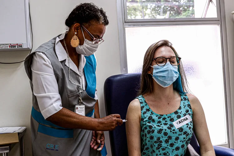 Giovana Zanotto do Carmo recebe injeção como voluntária no estágio de ensaio da vacina Coronavac no Instituto Emilio Ribas em São Paulo (Amanda Perobelli/Reuters)