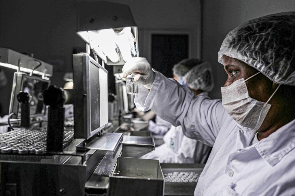 Mulher trabalha no setor de fiscalização onde será produzida a Coronavac, vacina da SinoVac contra coronavírus (COVID-19), no Centro Biomédico do Instituto Butantan, em São Paulo, Brasil 22 de dezembro de 2020. REUTERS / Amanda Perobelli (Amanda Perobelli/Reuters)