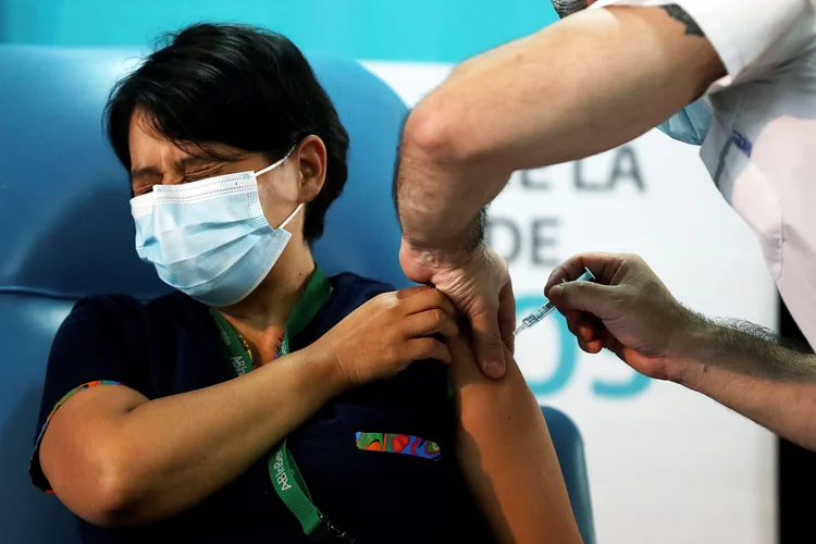 Covid-19: vacinação começou às 9 horas (horário local), segundo informou o presidente argentino, Alberto Fernández (Agustin Marcarian/Reuters)