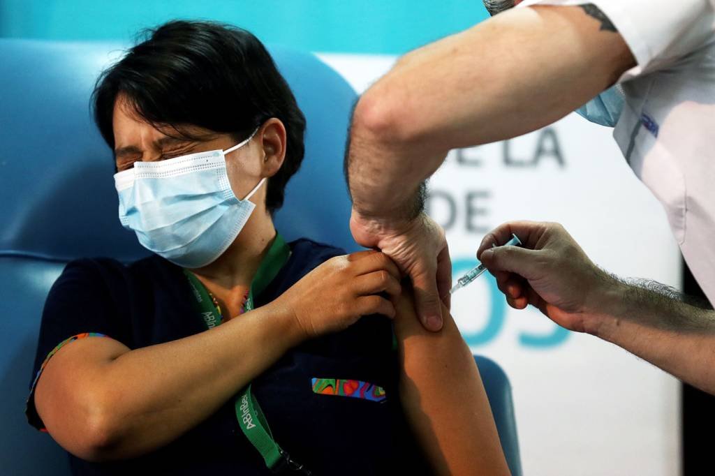 Argentina começa a vacinar população contra covid-19 nesta terça-feira