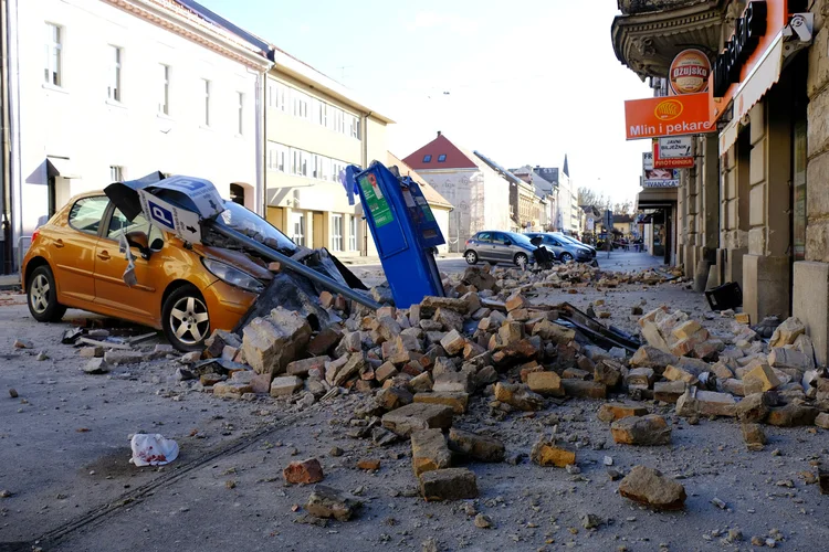 Carro destruído por terremoto em Sisak, Croácia (Slaven Branislav Babic/Reuters)