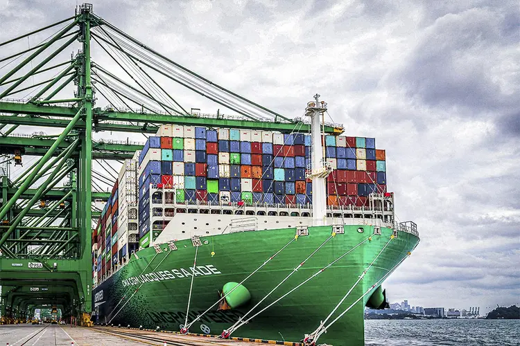 Maior navio de contêiner movido a GNL do mundo ancorado no Porto de Cingapura, em 12 de outubro de 2020. O comércio global está de volta, mas precisa dar certo para manter o ímpeto de uma recuperação econômica sustentável e mais ampla. (Lauryn Ishak/Bloomberg)