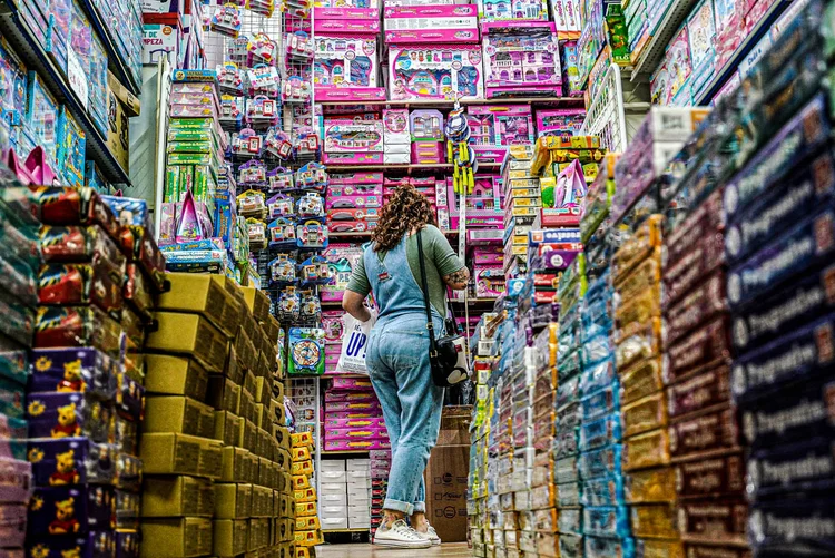 Mulher em loja de brinquedos: presentes artesanais personalizados podem surpreender (Ricardo Wolffenbuttel/ SECOM/Divulgação)