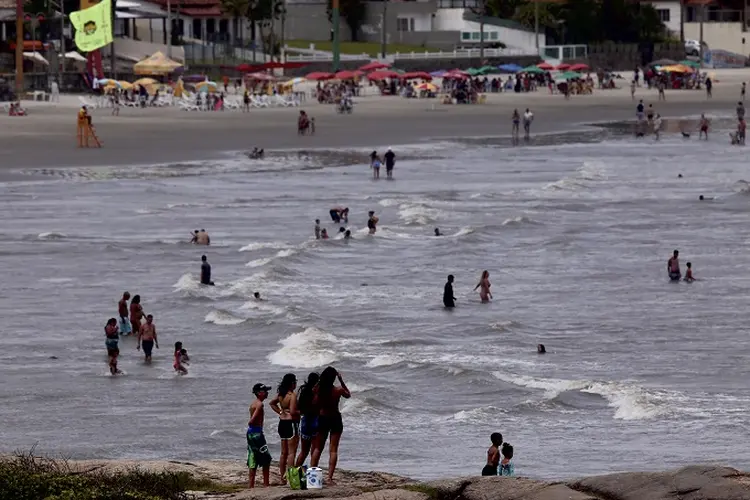 Itanhaém, no litoral São Paulo, já registra um número maior de turistas (ETTORE CHIEREGUINI/AGIF/Estadão Conteúdo)