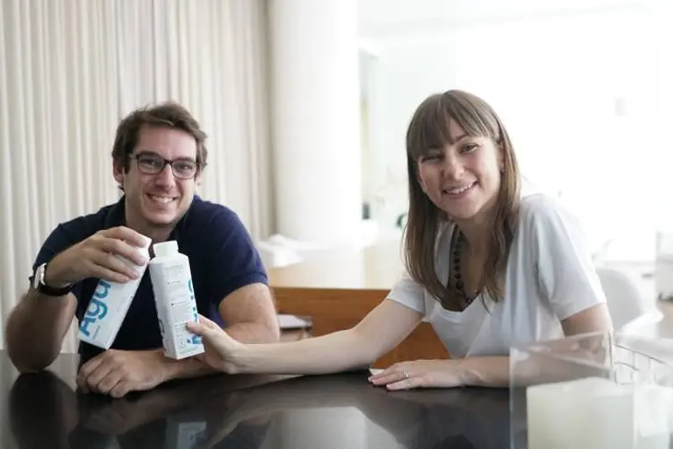 Rodrigo Gedankien e Fabiana Tchalian, fundadores da Água na Caixa: startup vende água em embalagens cartonadas (//Divulgação)