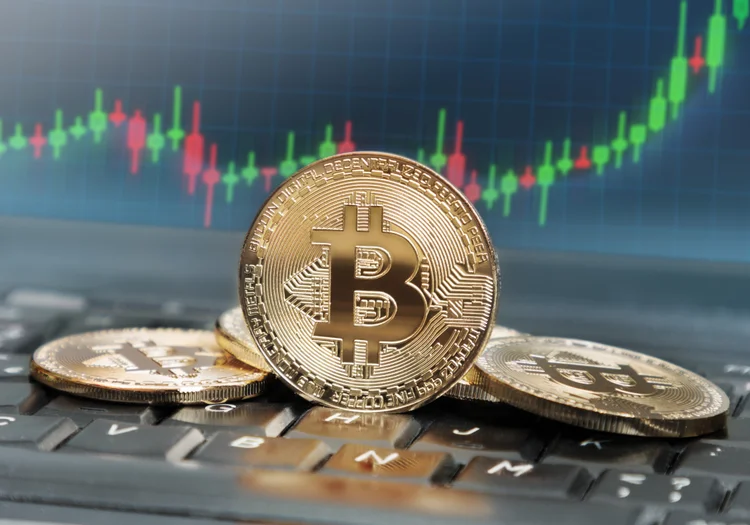 Criptomoeda tocou 29.300 dólares (SKapl/Getty Images)