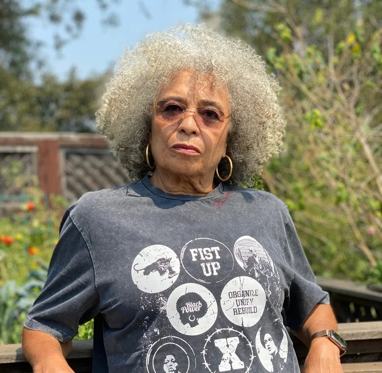 A ativista Angela Davis veste e estampa camiseta com fins lucrativos para duas organizações norte-americanas. (Renowned/Divulgação)