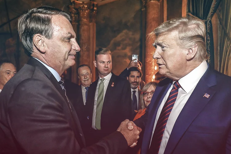 Jair Bolsonaro com Donald Trump: o presidente brasileiro reluta em reconhecer a derrota eleitoral 
de seu aliado (Alan Santos/PR/Divulgação)