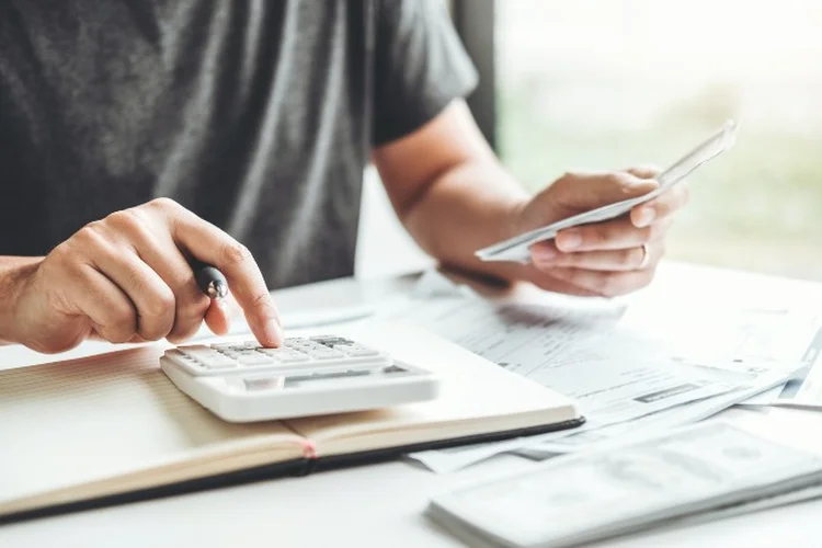 Dolarização: estratégia para proteger e diversificar investimentos no cenário econômico brasileiro. (SARINYAPINNGAM/Getty Images)