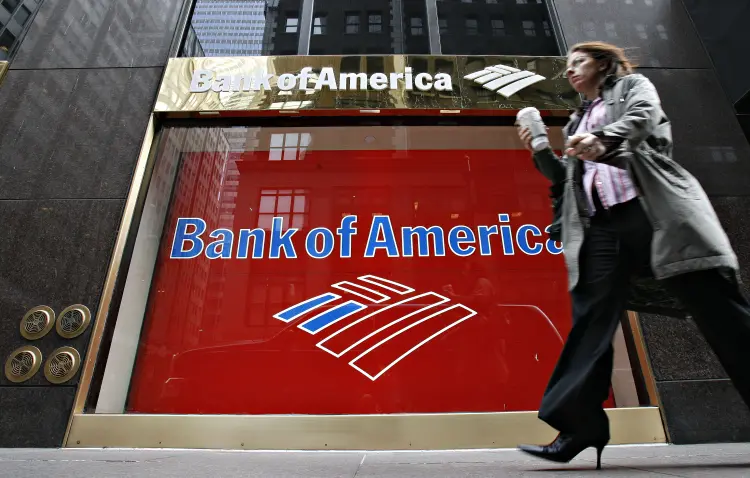 UNITED STATES - APRIL 19:  A pedestrian walks outside a Bank of America branch in New York, Thursday, April 19, 2007. Bank of America Corp., the second-largest U.S. bank, said first-quarter earnings climbed 5.4 percent, the slowest growth in a year, as gains from equity investments and bond underwriting were damped by rising costs to hold customer deposits.  (Photo by Daniel Acker/Bloomberg via Getty Images) (Daniel Acker/Bloomberg/Getty Images)