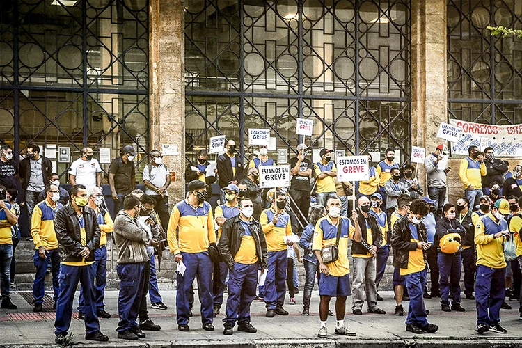 Funcionários dos Correios em greve, no final do ano passado: privatização pode estar próxima (Wagner Souza/FuturaPress)