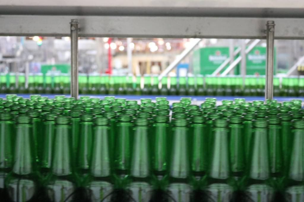 Como se faz a cerveja da Heineken com apenas malte, lúpulo e água