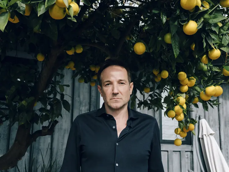 Bryan Fogel em sua casa em Malibu, na Califórnia  (Coley Brown/The New York Times)