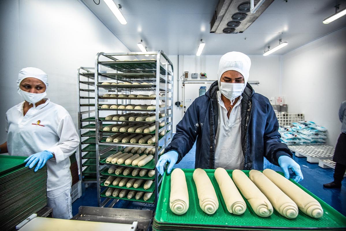 Nova cozinha do grupo IMC faz do pão de semolina do Frango Assado à massa da Pizza Hut