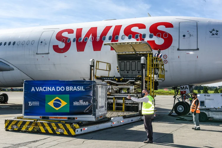 Governador João Doria acompanhou a chegada em São Paulo da terceira remessa da vacina Coronavac, lote de 2 milhões de doses, enviados pela farmacêutica chinesa Sinovac Life Science

Foto: Germano Lüders
18/12/2020 (Germano Lüders/Exame)